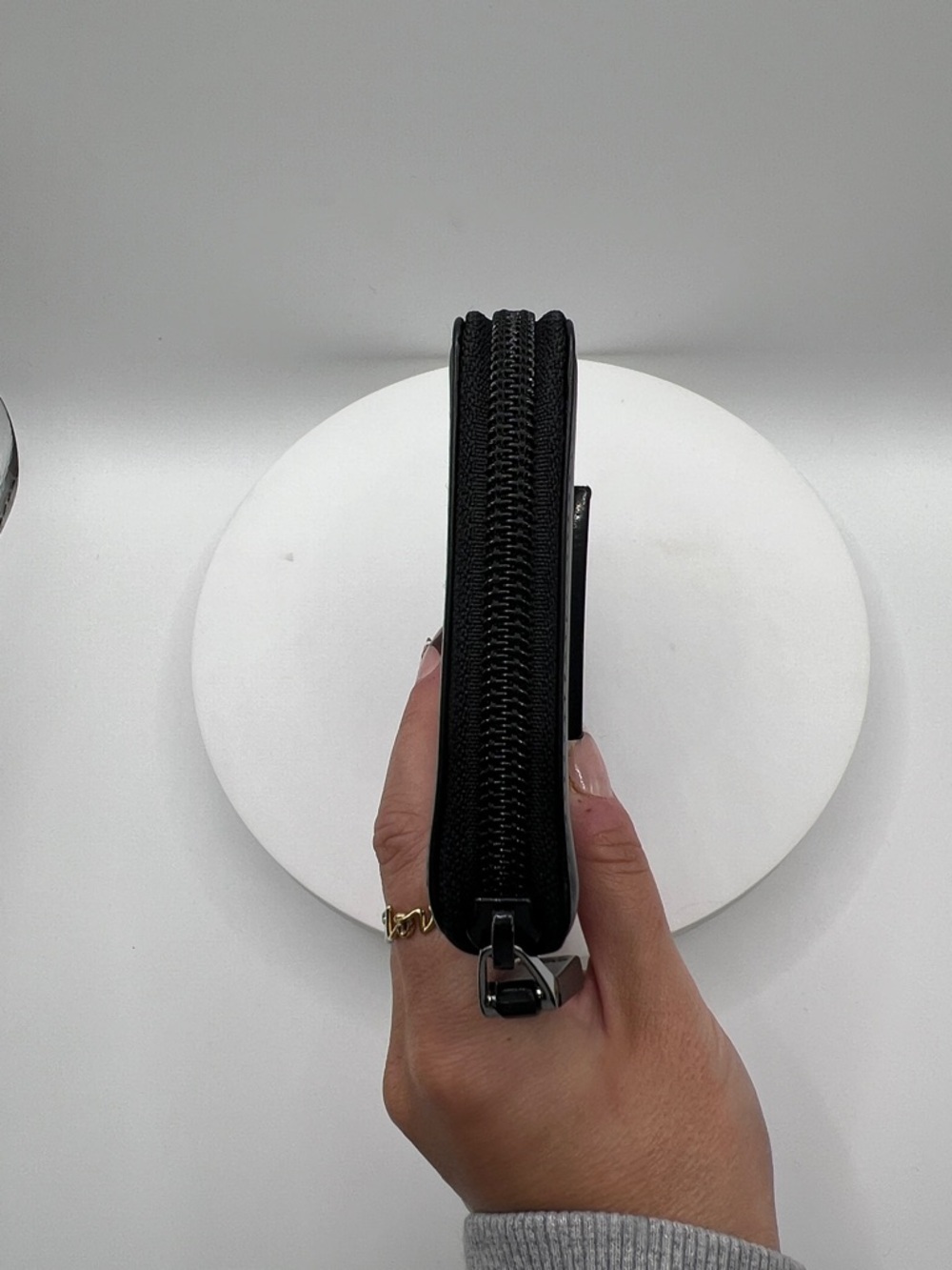 7050. Authentic Gucci Black Leather Zip Wallet with Glossy Logo. Made in Italy. - Picture 5 of 16